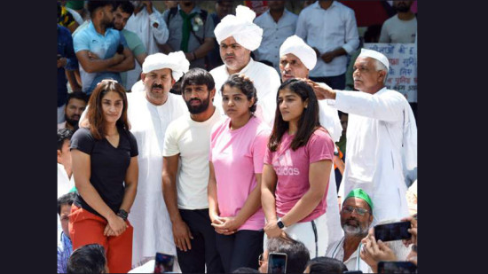 मैदानबाहिरको लडाइँमा भारतीय कुस्तीबाज महिला